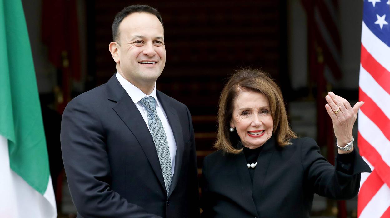 La presidenta de la Cámara de Representantes de los Estados Unidos, Nancy Pelosi, junto al primer ministro irlandés, Leo Varadkar