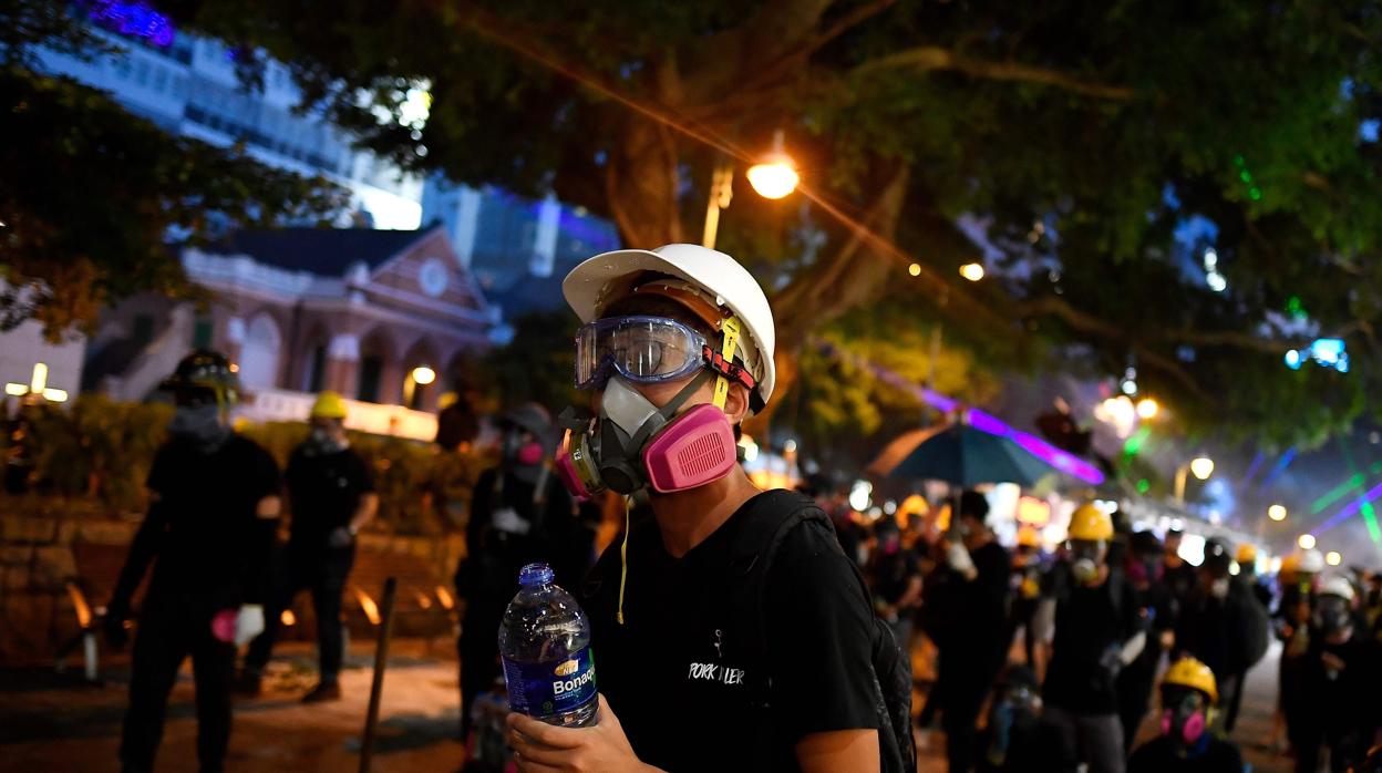 Manifestantes en Hong Kong con máscaras que les protejan de los gases lacrimógenos