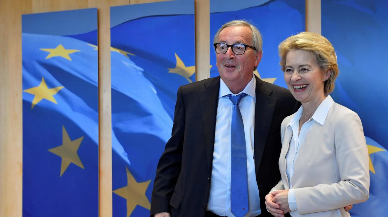 El presidente de la Comisión Europea, Jean - Claude Juncker (izda) junto a su sucesora a partir del 1 de noviembre, Ursula von der Leyen