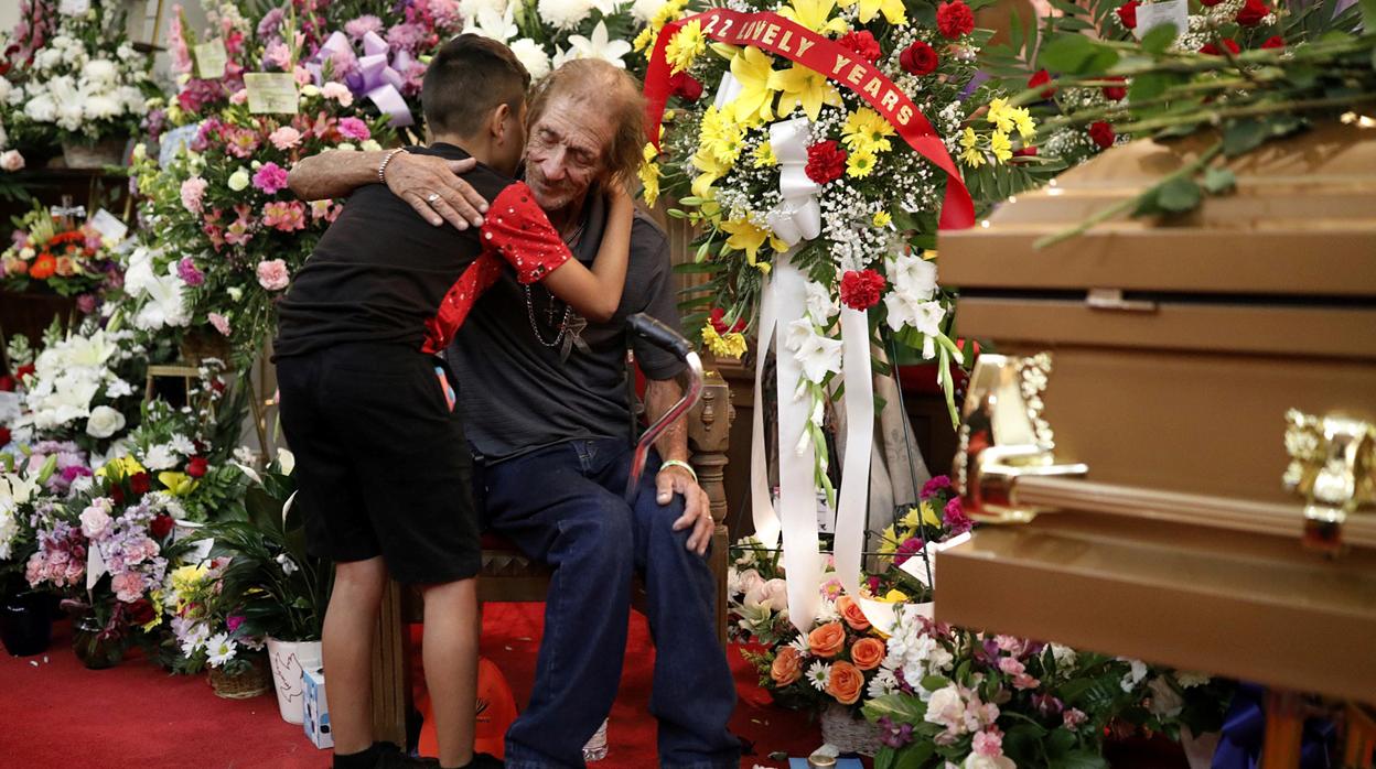 Cientos de personas arropan al viudo de una víctima del tiroteo de El Paso que temía quedarse solo en el funeral