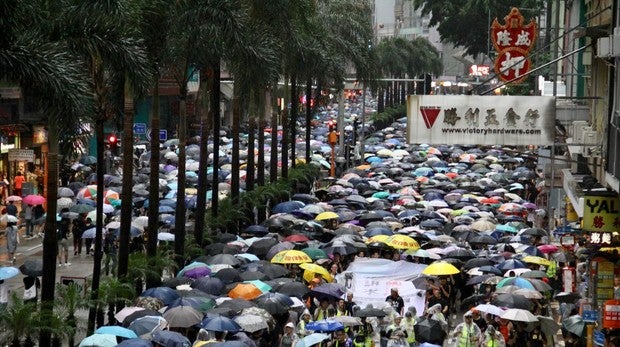 La gran manifestación de Hong Kong desafía la prohibición policial e inunda el centro