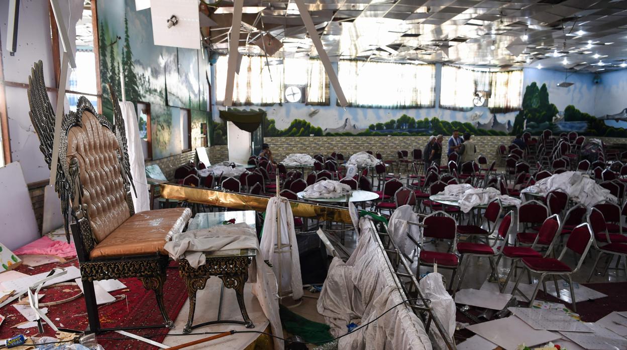 Estado en que quedó el salón de bodas de Kabul tras el atentado