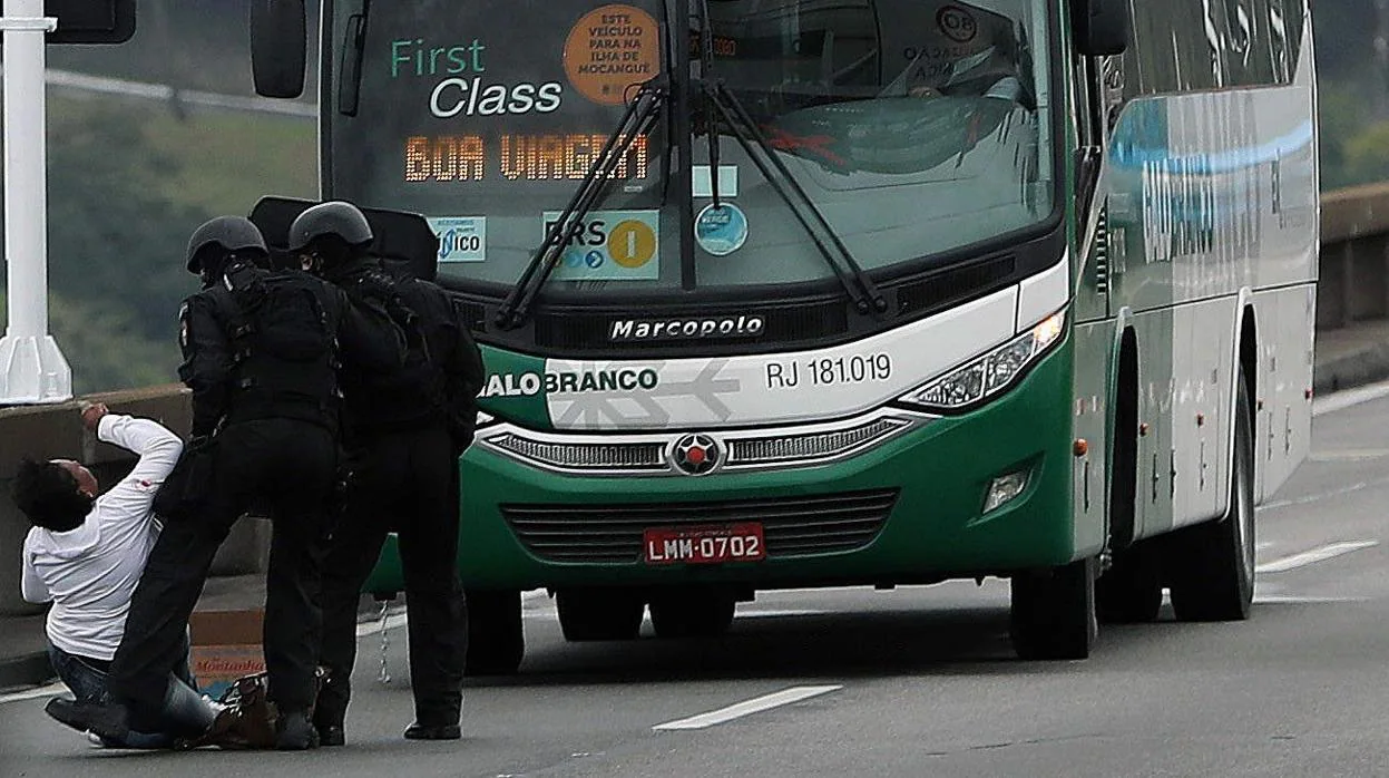 Una rehén se desamaya tras ser liberada por el secuestrador que la retenía en un autobús en el puente Rio-Niterói