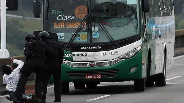 Abatido el secuestrador de un autobús en Río de Janeiro que amenazaba con incendiarlo