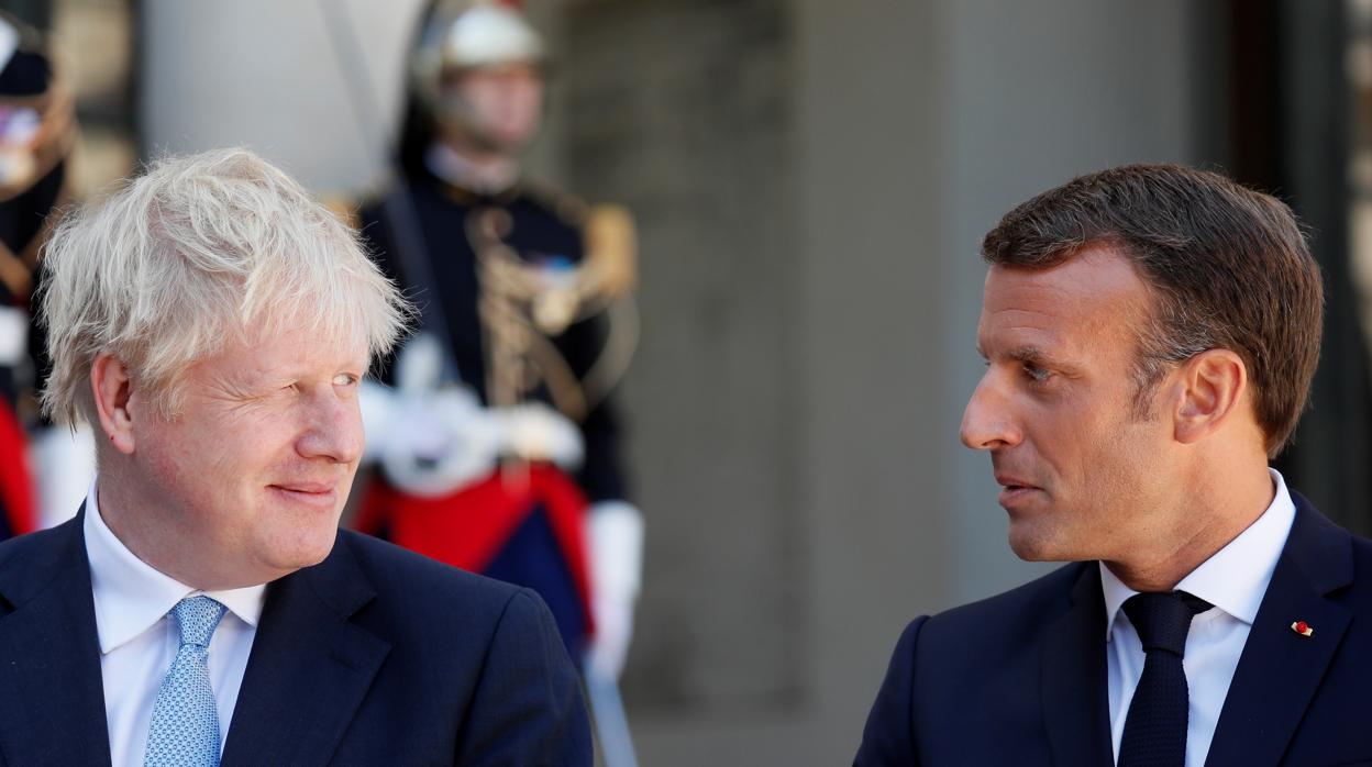 Boris Johnson y Emmanuel Macron en París