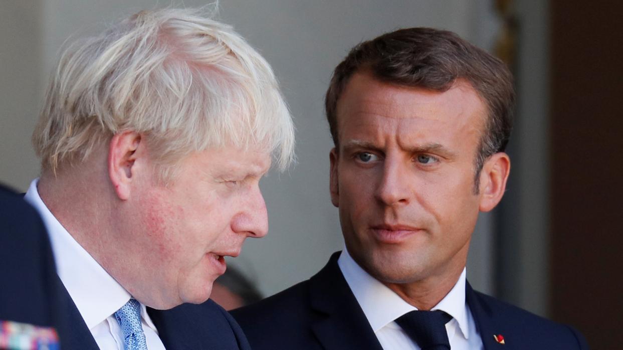 El «premier» británico, Boris Johnson y el presidente francés Francés, Emmanuel Macron, ayer en el Elíseo