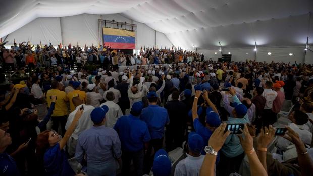 Guaidó agita la calle para presionar a Maduro