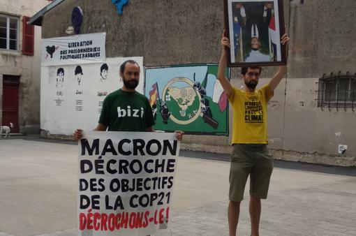 Manifestantes desfilan con retratos de Macron robados de los ayuntamientos en Bayona