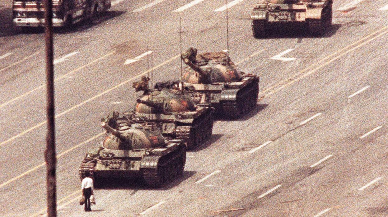 La imagen que dio la vuelta al mundo: un manifestante se planta ante los tanques del Ejército Popular Chino en la plaza de Tiananmen, en 1989