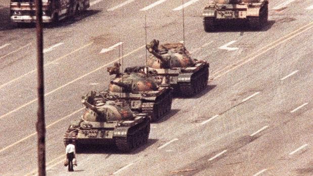 La impactante imagen de un manifestante hongkonés que recuerda al «hombre del tanque» de Tiananmen