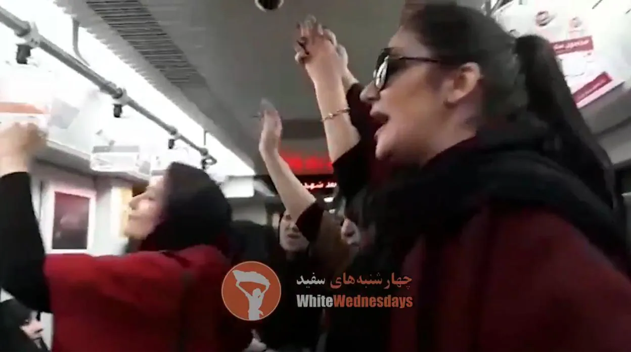 Imagen del vídeo en el que las activistas están sin el velo en el metro de Teherán