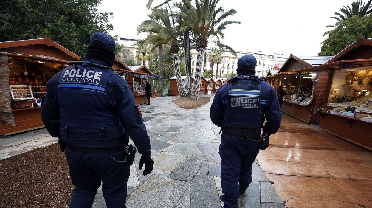 La Policía francesa en una imagen de archivo revisando el mercadillo de Niza, en 2016, tras los ataques terroristas de Berlín