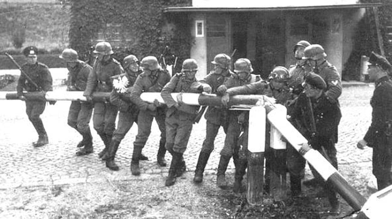 Los soldados alemanes levantan la valla que unía la frontera polaca con la alemana