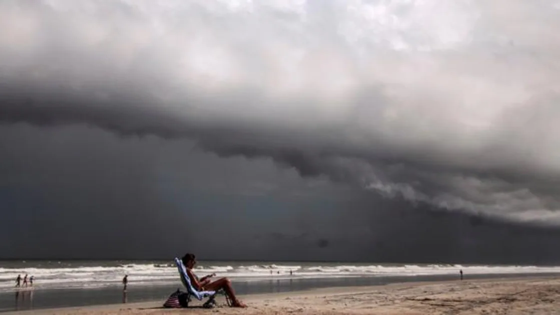 Una playa de Jacksonville minutos antes de la llegada de la tormenta