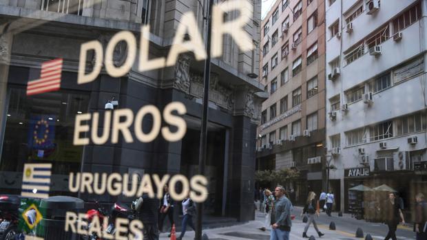 Macri limita la compra de dólares en Argentina para frenar la crisis económica