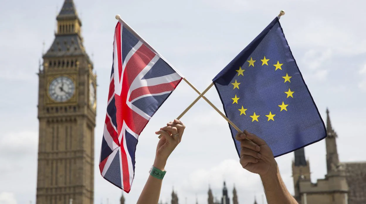 Banderas del Reino Unido y la UE ante el Parlamento británico