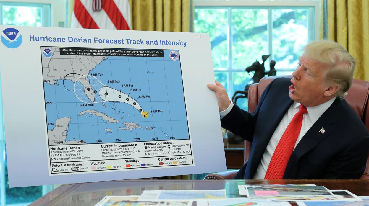 Donald Trump mostrando el mapa