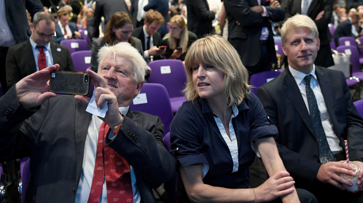 Stanley, Rachel y Jo, padre, hermana y hermano de Boris Johnson, durante su elección como líder «tory»