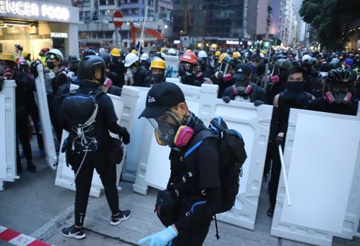 Los jóvenes montan barricadas en el centro de Hong Kong para frenar el avance de la Policía