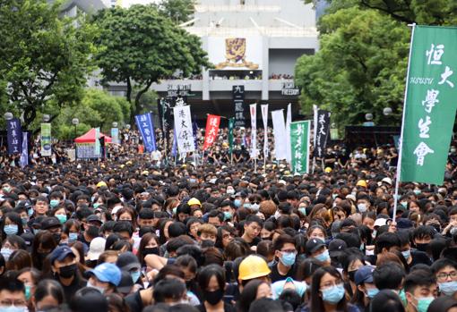 Asamblea de estudiantes en la Universidad China de Hong Kong para declarar una huelga de dos semanas contra el autoritarismo de Pekín