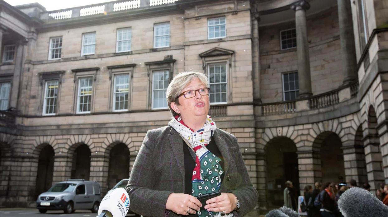 Joanna Cherry, del partido nacionalista escocés SNP, ante el tribunal de Edimburgo