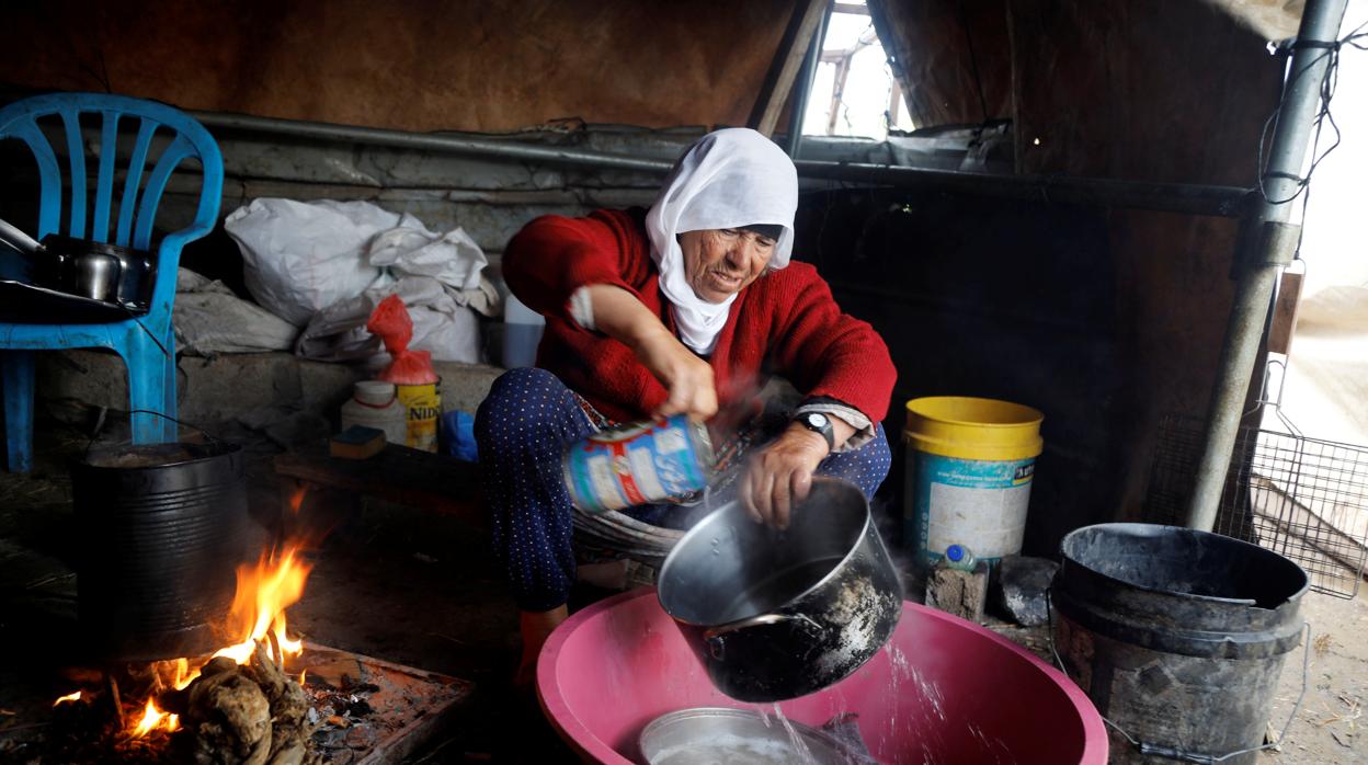 Una mujer palestina lava los platos en una aldea del valle del Jordán