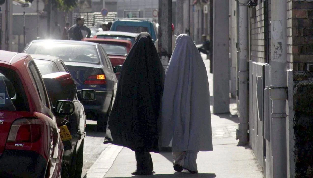 Dos jóvesnes musulmanas en las calles de París, foto de archivo