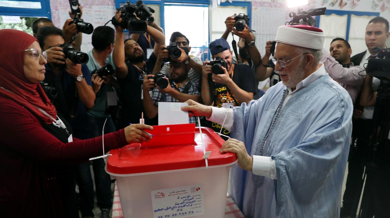 El candidato islamista Abdelfattah Mourou ejerce su derecho al voto