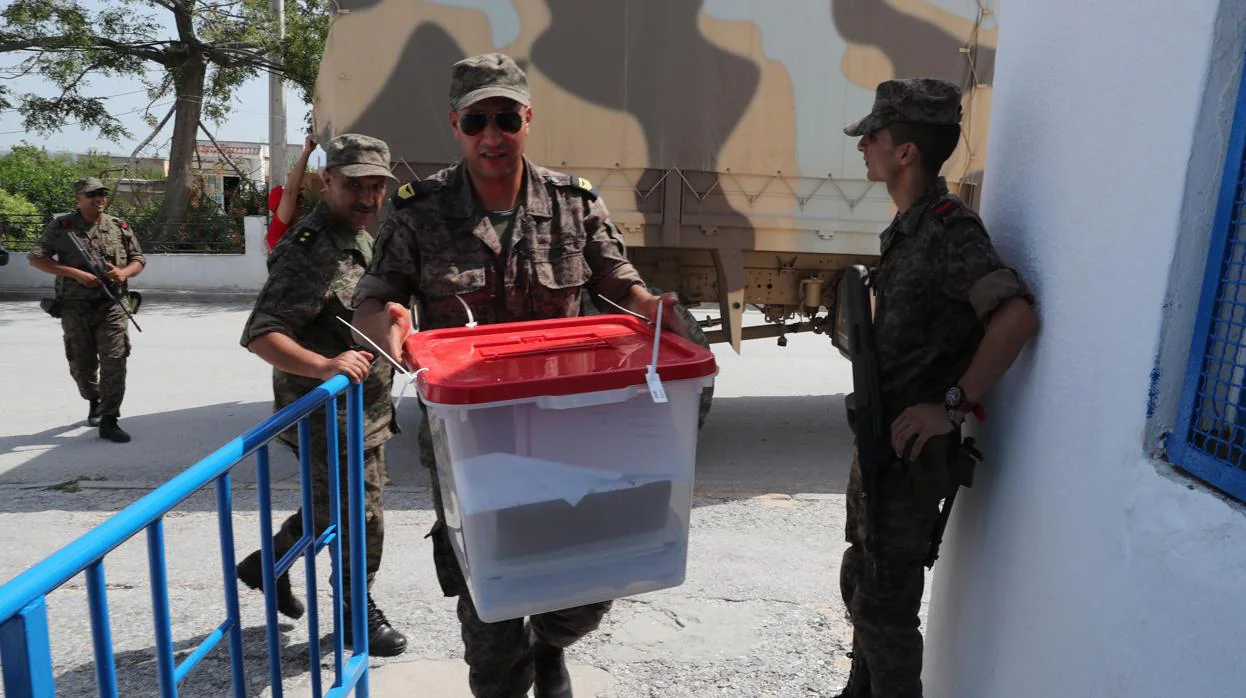 Soldados tunecinos distribuyen urnas en los centros de votación para las elecciones de este domingo