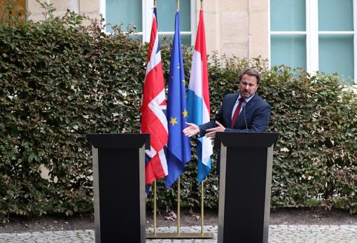 El primer ministro de Luxemburgo, Xavier Bettel, tuvo que dar solo la rueda de prensa ante la ausencia de Boris Johnson, que no se quiso enfrentar a los abucheos