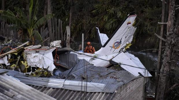 Al menos siete muertos y tres heridos al estrellarse una avioneta sobre varias viviendas en Colombia