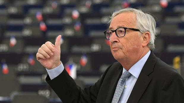 La pulla de Juncker a Johnson: «El Parlamento de la UE está abierto, no como el del Reino Unido»