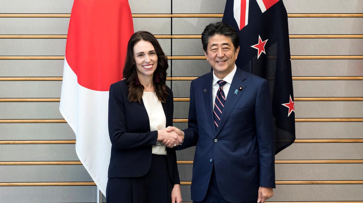 La primera ministra neozelandesa, Jacinda Ardern, junto a su homólogo japonés, Shinzo Abe, este miércoles en Tokio