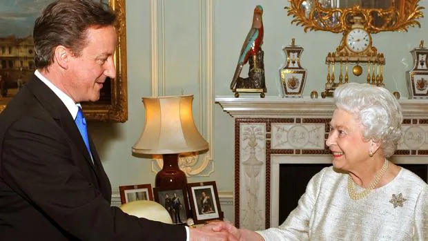 Las polémicas revelaciones de Cameron sobre la Reina Isabel II: «Conduce a toda leche»