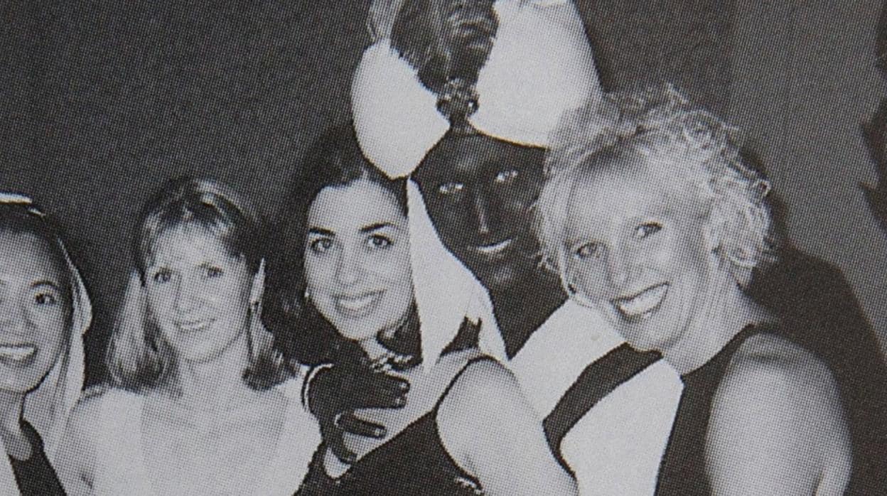 Justin Trudeau durante una fiesta en 2001, disfrazado de Aladín y con la cara pintada de negro