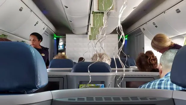 «El caos se apoderó de todos»: un pasajero relata el agonizante aterrizaje de un avión por la despresurización de la cabina
