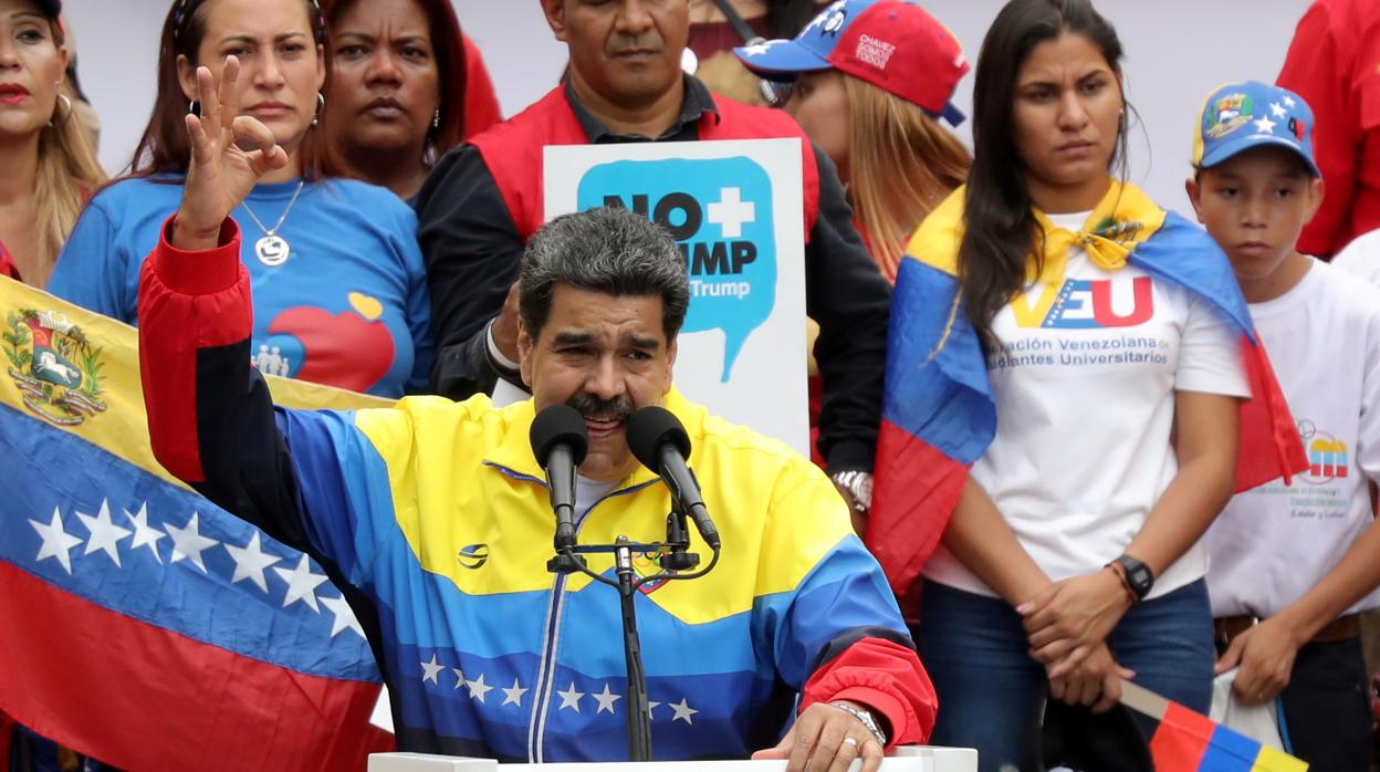 Maduro intenta organizar una fuerza militar irregular por temor a un giro del Ejército