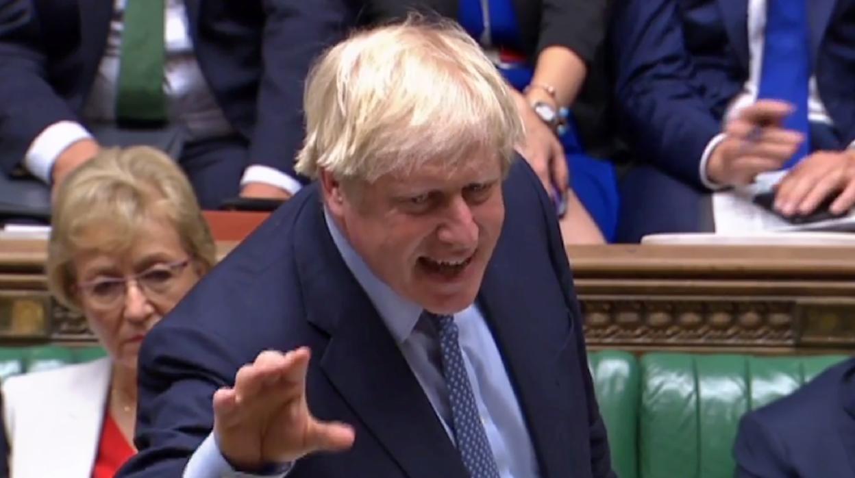 Boris Johnson reta a la oposición a presentar una moción de censura contra él