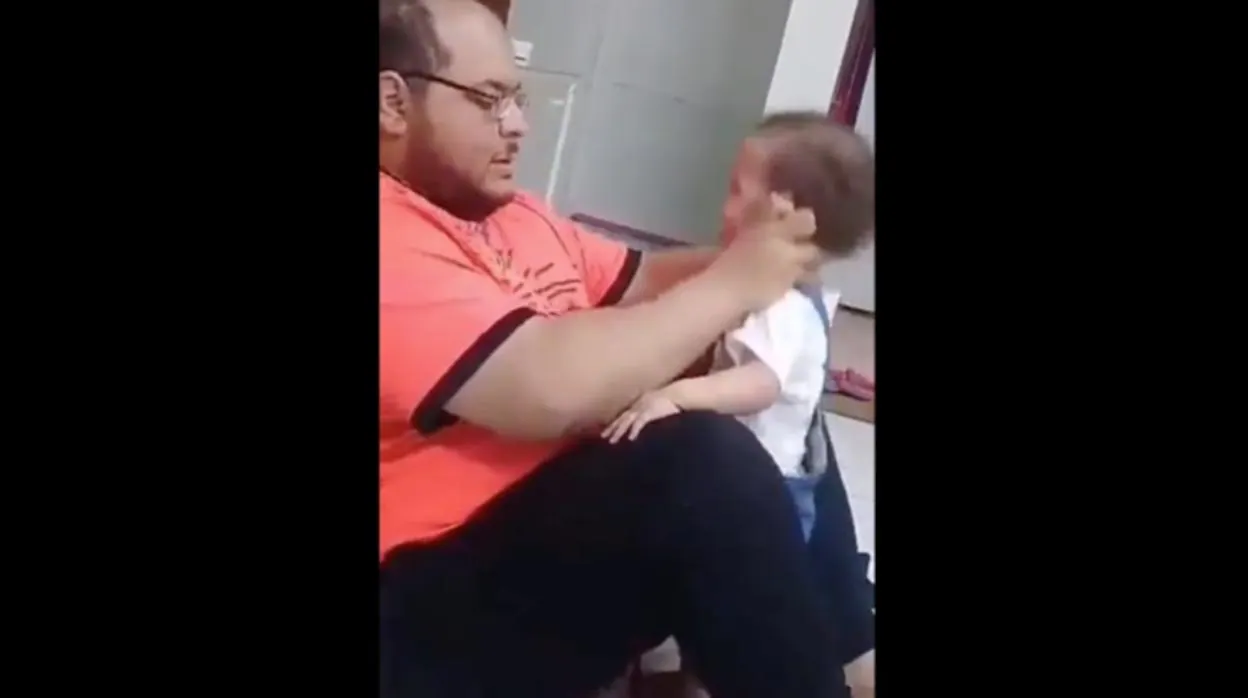 La Policía saudí detiene a un palestino que grabó la paliza que dio a su hija por no saber caminar