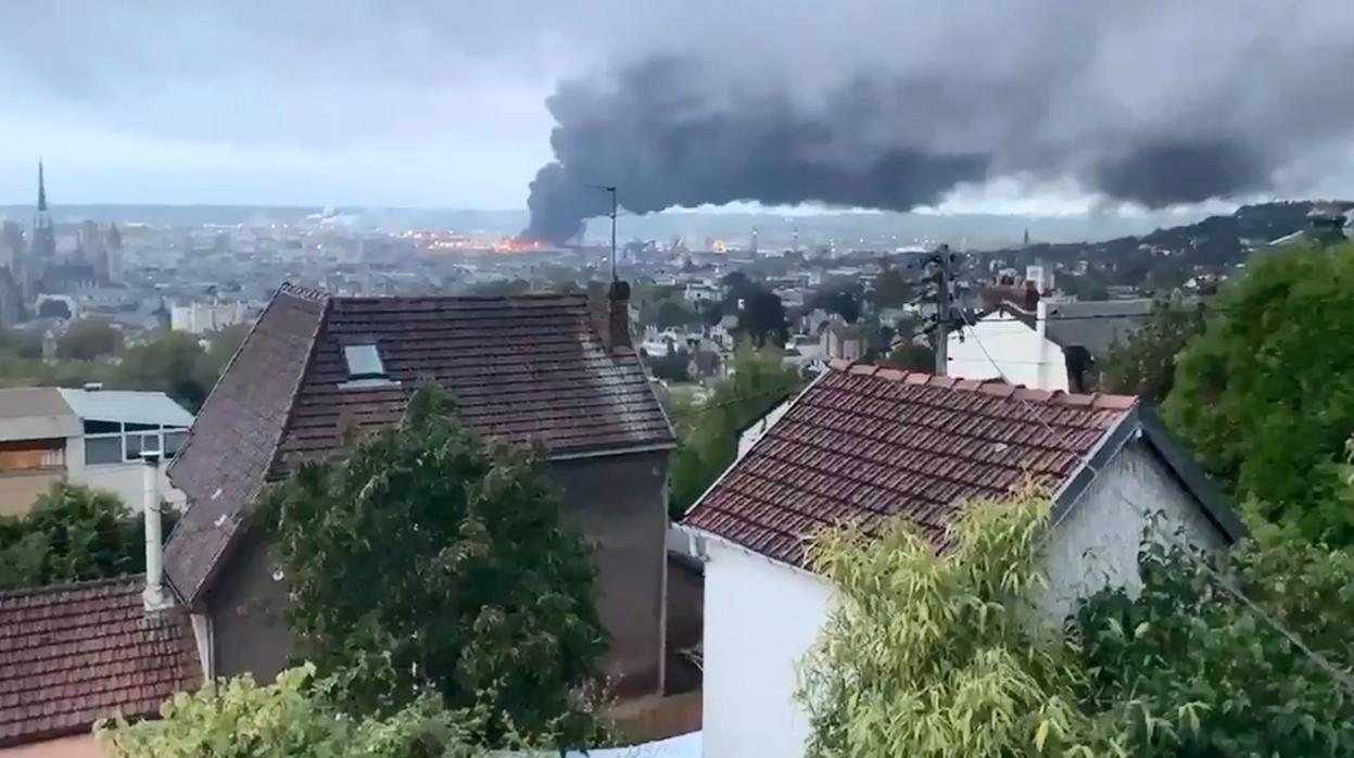 Una columna de humor emerge de la planta química en la que se ha originado un incendio en Ruán (Francia)