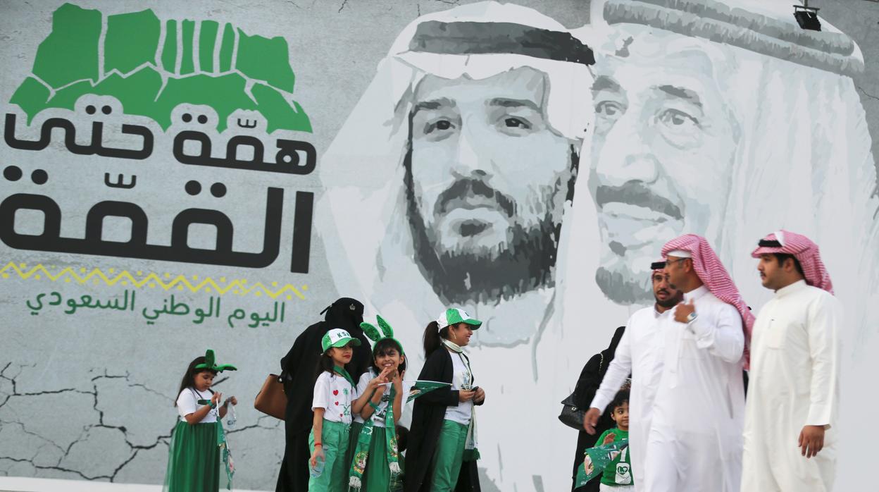 Carteles con la cara del prícnicpe heredero Bin Salman en Arabia Saudí