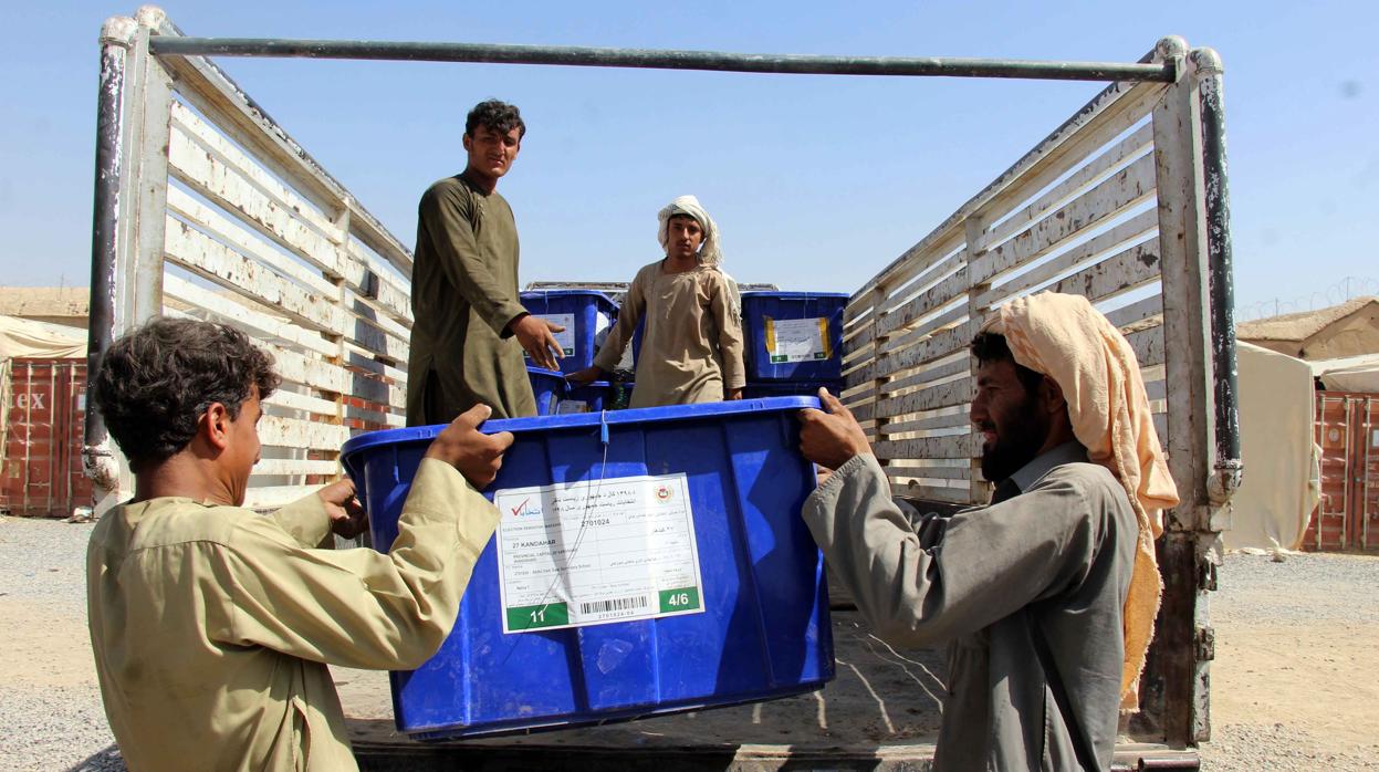 Los trabajadores afganos transportan urnas y material electoral a los colegios electorales en Kandahar
