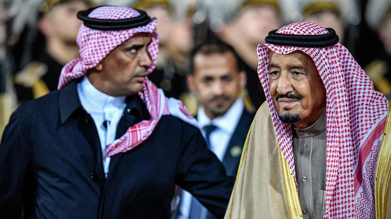 A la izquierda, el guardaespaldas personal del Rey de Arabia Saudí, Abdulaziz al Fagham