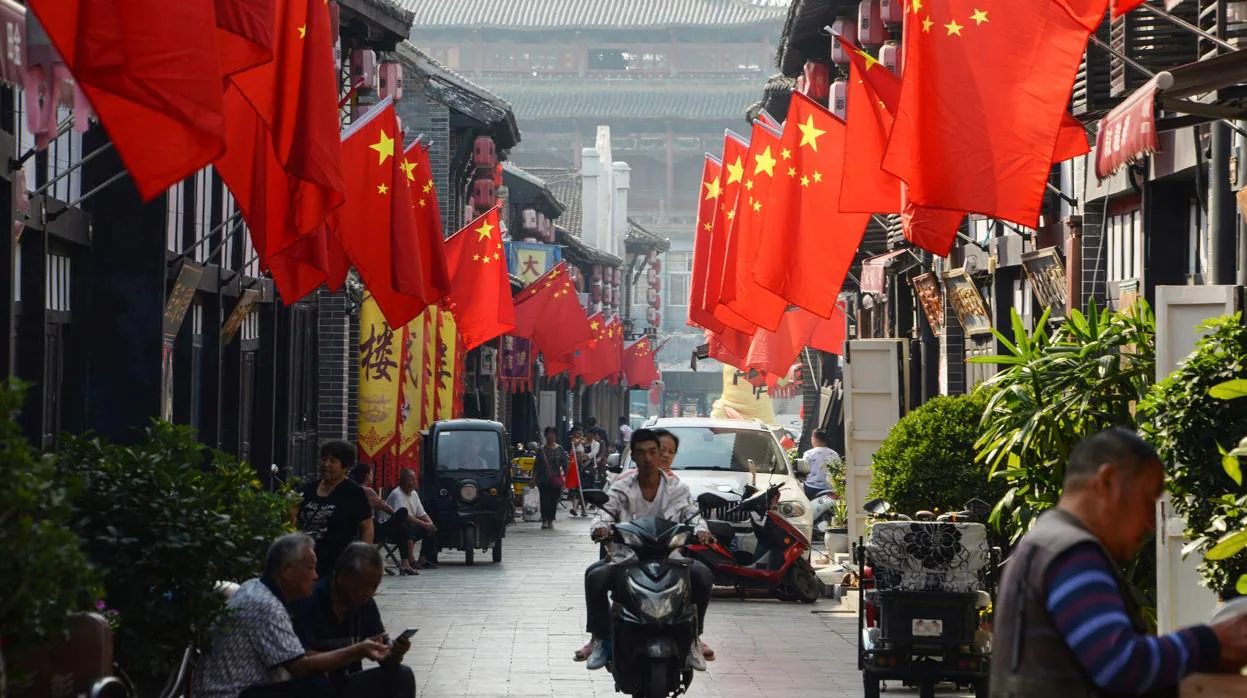 Una calle de Bozhou, en la provincia oriental de Anhui, decorada con banderas chinas con motivo de la aproximación del Día Nacional