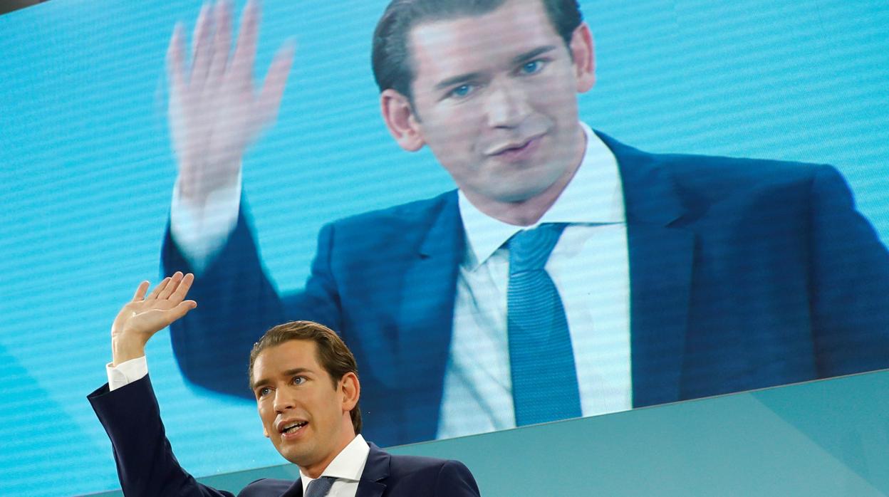 Sebastian Kurz saluda a sus simpatizantes tras el anuncio de los resultados, hoy en Viena