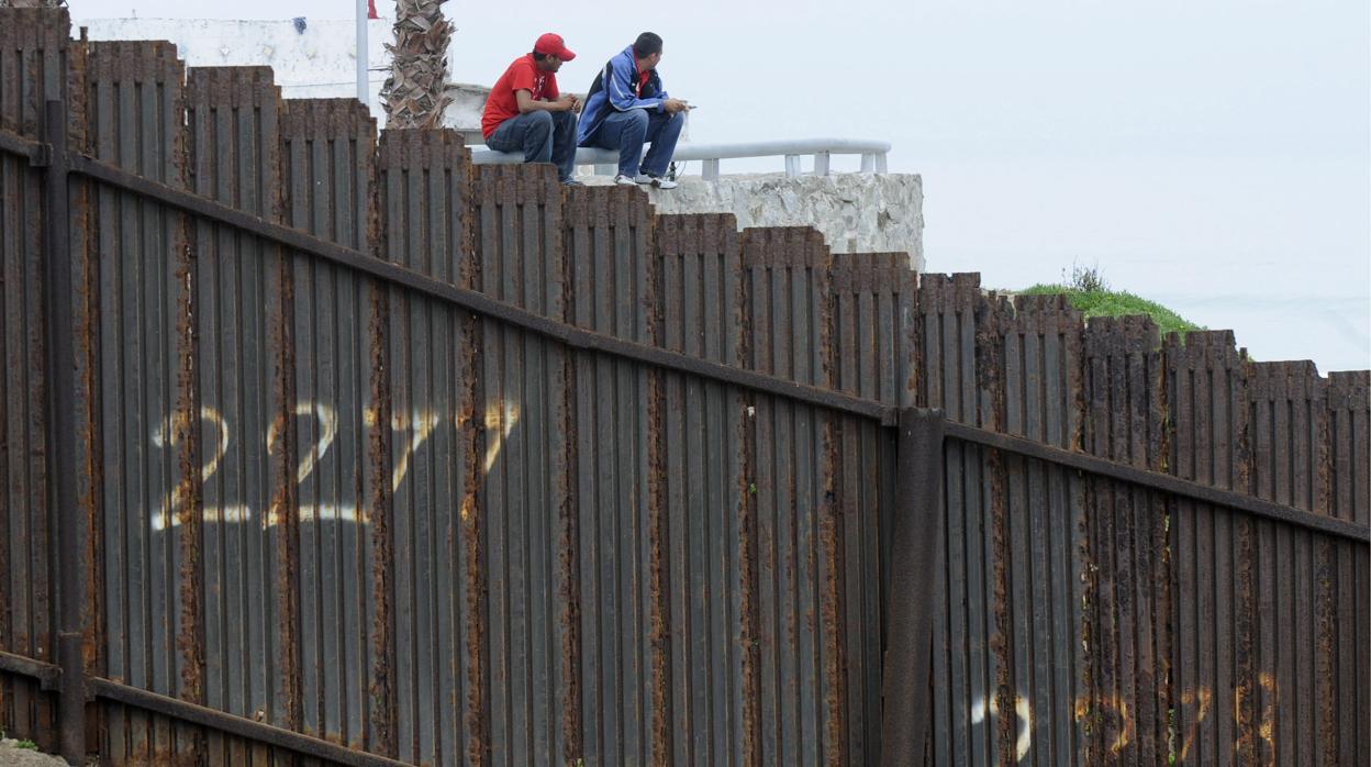 Trump sugirió dispararles a los inmigrantes en las piernas, según «The New York Times»