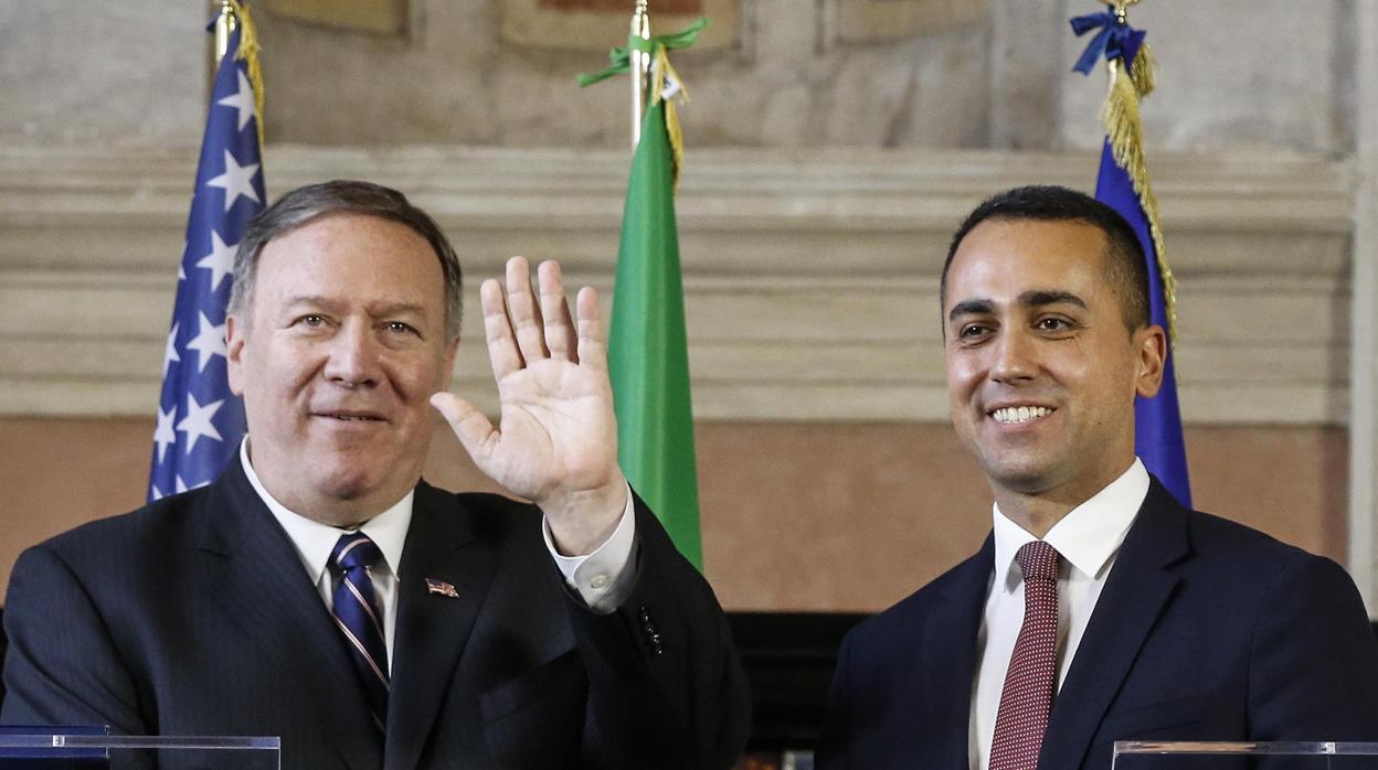 Mike Pompeo saluda a los medios durante la conferencia de prensa junto a Luigi Di Maio