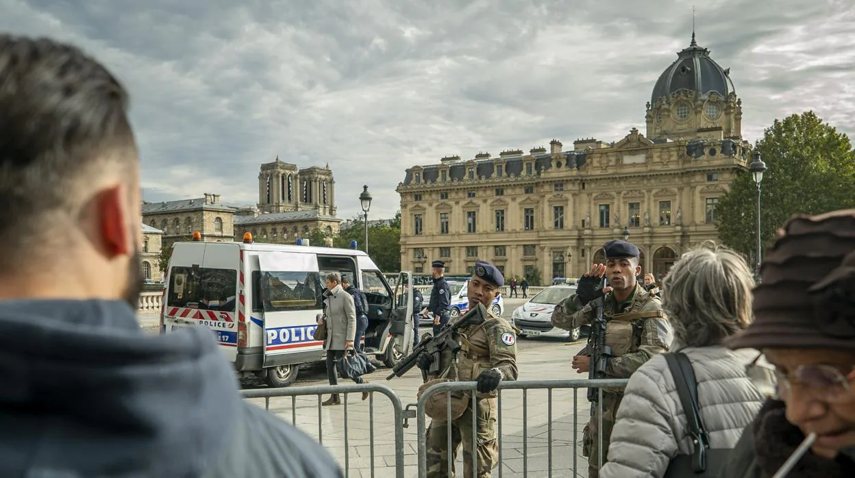 Solsddos bloquean las calles aledañas al lugar el ataque, en París