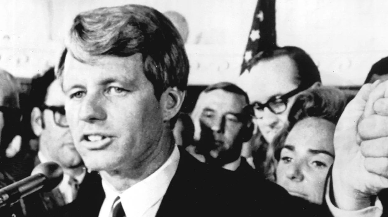 El senador Robert Kennedy poco antes de ser asesinato en el Hotel Ambassador