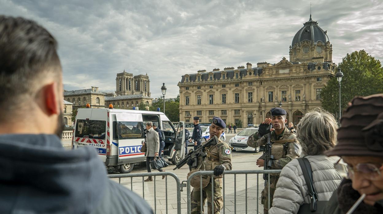 Soldados franceses controlan la zona próxima a la Prefectura de Policía, en el centro de París, donde tuvo lugar el ataque